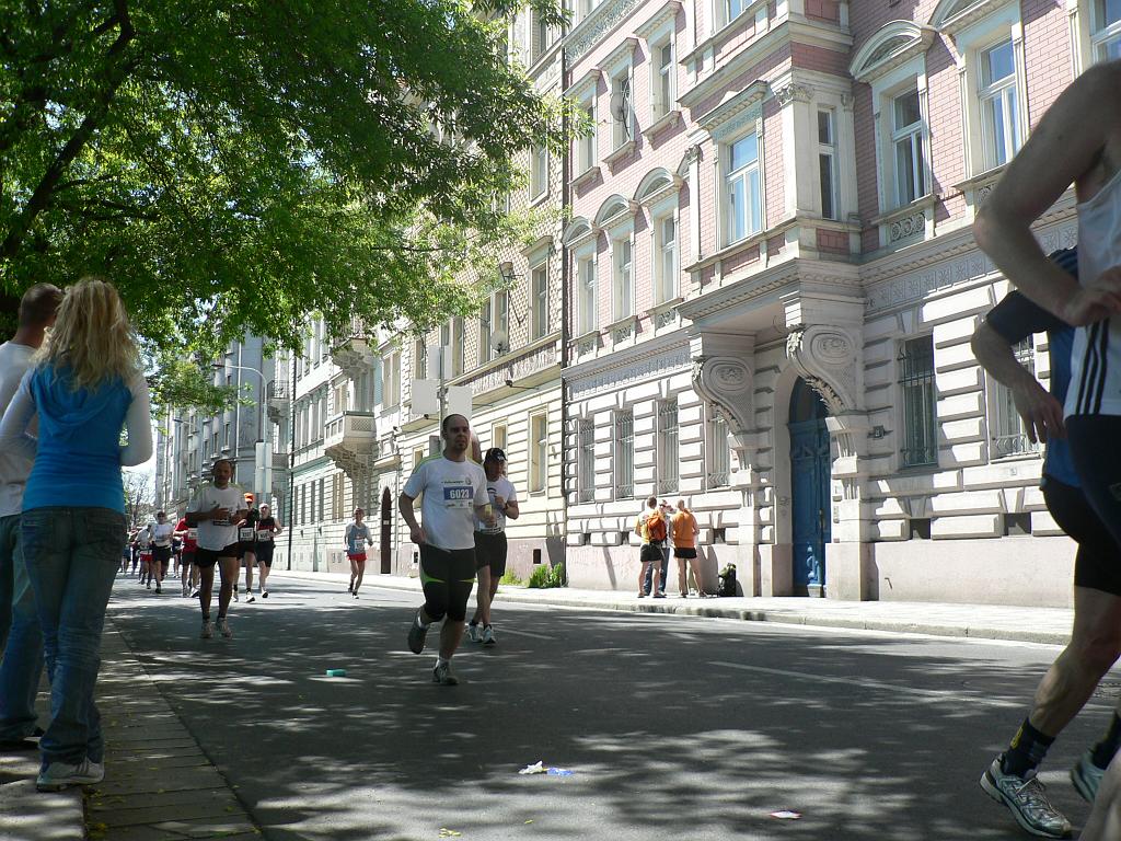 Maraton 08 077.jpg - a opět čekáme, později jsme se dozvěděli, že jsme na mostě měli ještě chvíli počkat